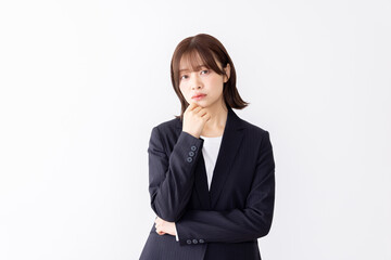 アイデアを考えるビジネスウーマン
