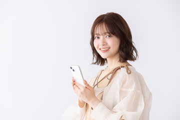 スマートフォンを使うワンピースの女性
