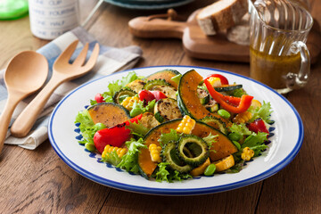 【夏野菜のグリルサラダ】カボチャ・ズッキーニ・パプリカ・ゴーヤ・トウモロコシ・枝豆。食べ応えあるボリュームのグリルサラダ。