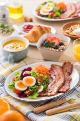 こんがりベーコンが主役の朝食イメージ】クロワッサンとパンプキンスープ。エッグサラダとキャロットラペ。こんがりベーコン。ミューズリーとオレンジジュース。