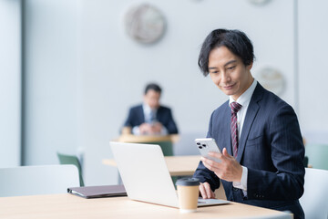 オフィスで働くビジネスマン　撮影強直：スカパー東京メディアセンター