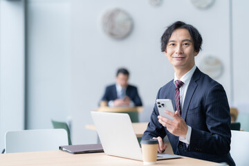 Fototapeta premium オフィスで働くビジネスマン 撮影強直：スカパー東京メディアセンター