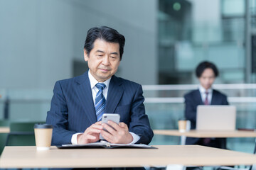 オフィスで働くビジネスマン　撮影強直：スカパー東京メディアセンター