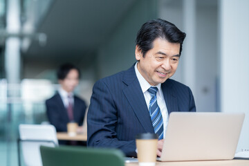 オフィスで働くビジネスマン　撮影強直：スカパー東京メディアセンター