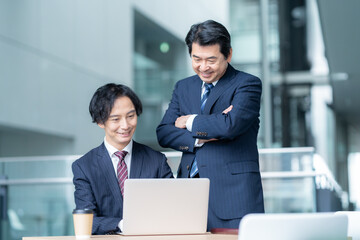 オフィスで働くビジネスマン　撮影強直：スカパー東京メディアセンター