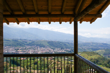 casa de madera sobre una colina, en el estado tachira, Venezuela con vista de la ciudad de Cordero