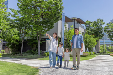 モデルハウス 見学 家族 住宅展示場
