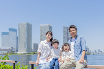 都会に住む家族　親子
