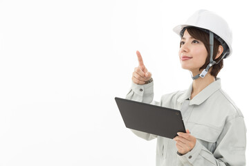 若い女性　作業着　タブレット
