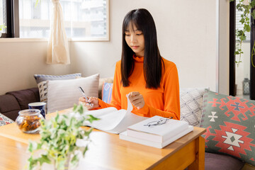 資格取得のために勉強をする若い女性
