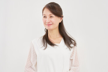 Obraz premium シニア女性 ポートレート 白背景
