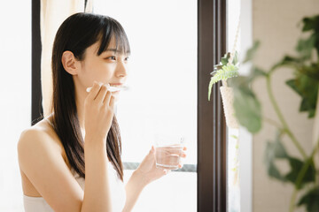 歯を磨くの若い女性　ホワイトニング　身支度
