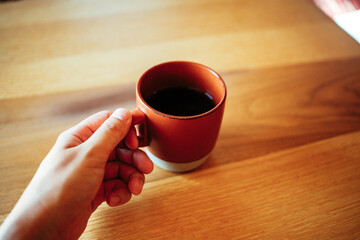 マグカップを持つ女性の手