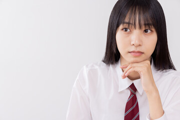 真面目に授業を聞く女子高生
