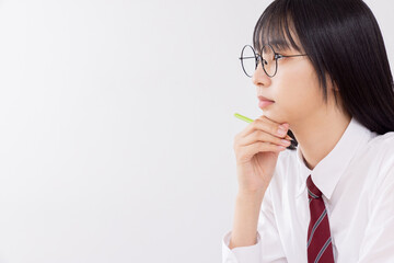 真面目に授業を聞く女子高生
