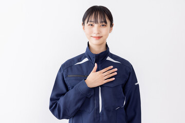 自信・安心　作業着の女性
