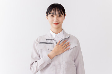 作業服の女性　胸に手を当てる　自信・信頼
