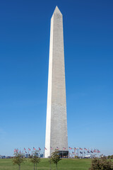 The famous Washington Monument with US-American flags around it