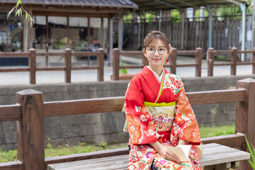 本読む和装姿の女性
