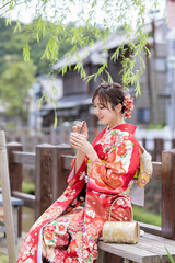 ドリンクを飲む和装姿の女性
