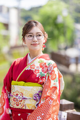 メガネをかけた和装姿の女性
