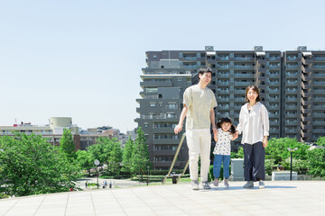 手を繋いで屋外を散歩する親子