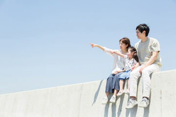 指差しをする家族