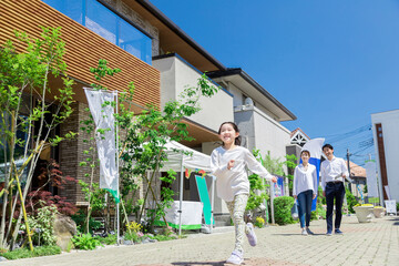 モデルハウス(住宅展示場/ハウス展示場)見学  © Zoey106