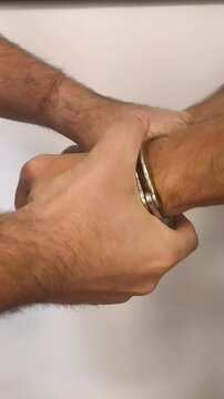Detener pol&iacute;tico corrupto grilletes en mu&ntilde;ecas 