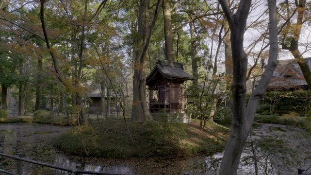 A small island within a temple in Tokyo houses a Shinto pagoda for the prayers of believers who come there. Located in the Sumida neighborhood of the Japanese city.