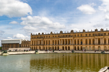 Fototapeta premium Palace of Versailles Facade with Lake and Cloudy Sky