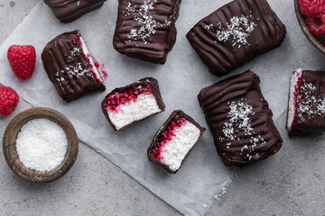 barre glacée framboise noix de coco yaourt coque en chocolat fait maison