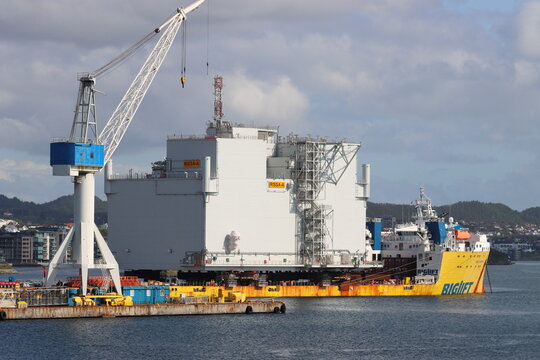 BIGLIFT BARENTSZ (IMO 9710464, MMSI 244830430), a heavy load carrier built in 2016, moored in Haugesund, Norway on 2nd June 2025