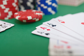 Poker, casino, jetons, tapis vert et cartes à jouer