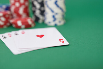 Poker, casino, jetons, tapis vert et cartes à jouer