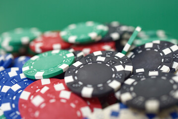 Poker, casino, jetons, tapis vert et cartes à jouer