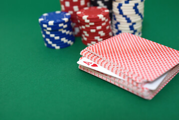 Poker, casino, jetons, tapis vert et cartes à jouer