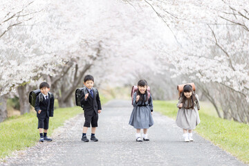 入学式イメージ　走る一年生
