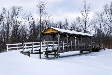 Naklejka premium covered bridge landscape during the winter with snow on the ground