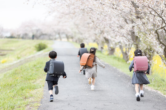 入学式イメージ 走る一年生