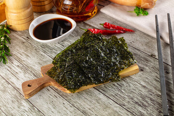 Seaweed roasted nori chips heap