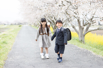 手を繋いで歩く新一年生