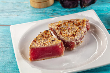 Tuna tataki with sesame seeds