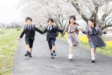 手を繋いで歩く新一年生
