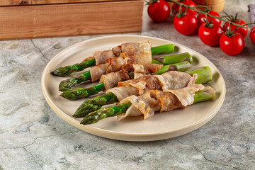 Boiled asparagus with roasted bacon