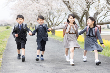手を繋いで歩く新一年生