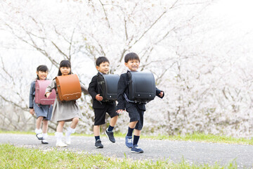 入学式イメージ　はしゃぐ新一年生
