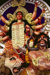 Obraz premium indian Durga Puja festival goddess idol mounted on lion killing demon India