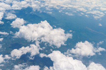 Montañas entre las nubes 