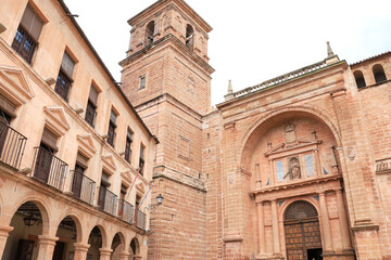 Fototapeta premium Plaza Mayor Square and San Andres church in Villanueva de los Infantes town